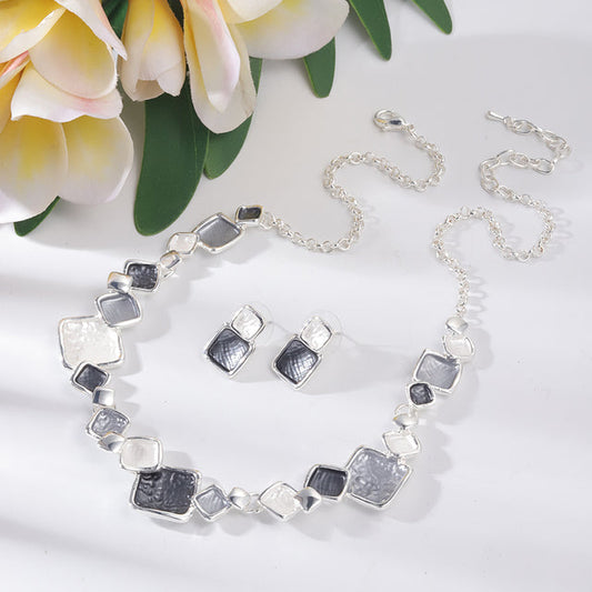 Collar redondo geométrico de email gris elegante