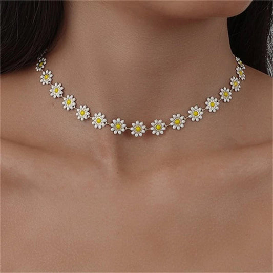 Collar de oro elegante con diseño de margaritas