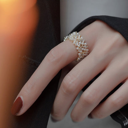 Anillo de oro elegante con perlas lujosas