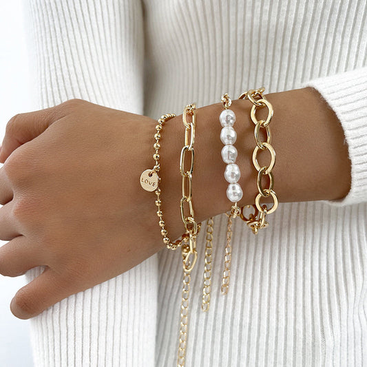 Elegantes brazalete de perlas doradas para acentos de estilo
