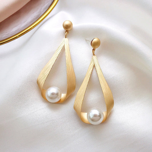 Pendientes de cristal brillantes con elegantes perlas redondas
