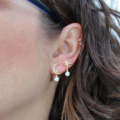 Pendientes brillantes de oro y ópalo con diseño de luna y estrella