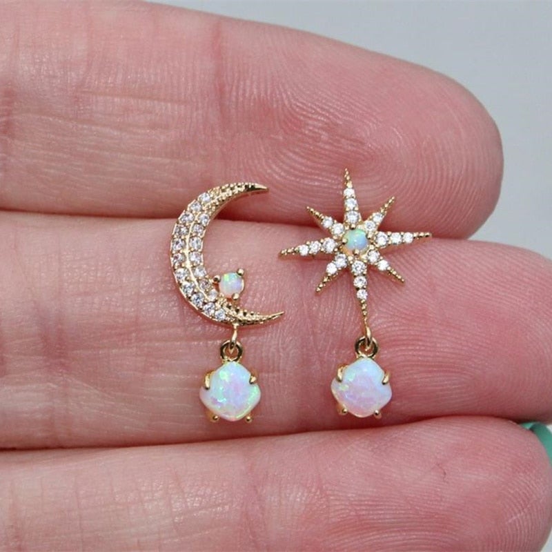 Pendientes brillantes de oro y ópalo con diseño de luna y estrella