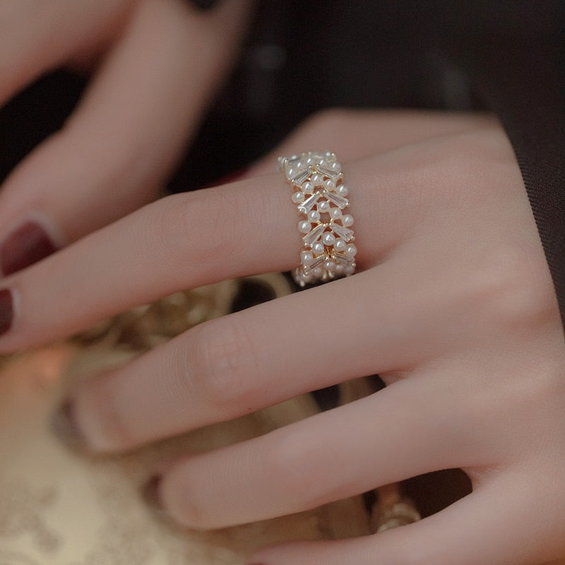 Anillo de oro elegante con perlas lujosas
