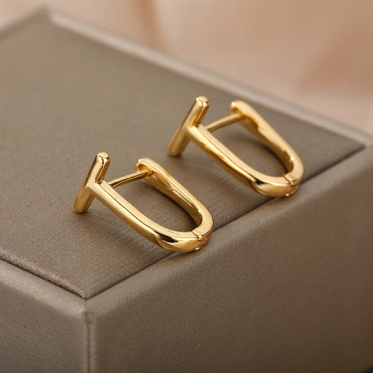 Elegantes pendientes de oro en diseño minimalista