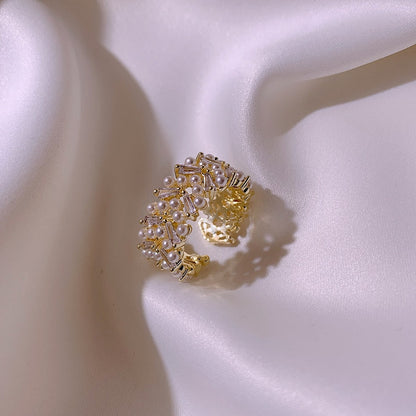 Anillo de oro elegante con perlas lujosas