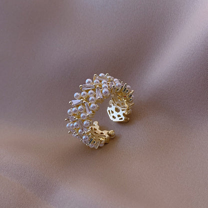 Anillo de oro elegante con perlas lujosas