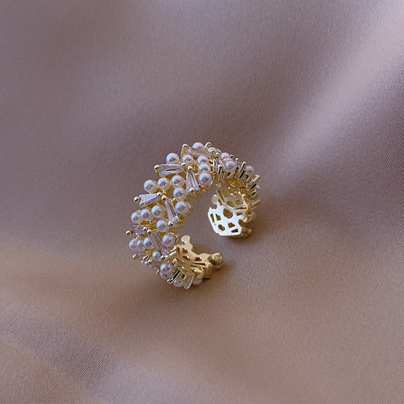 Anillo de oro elegante con perlas lujosas