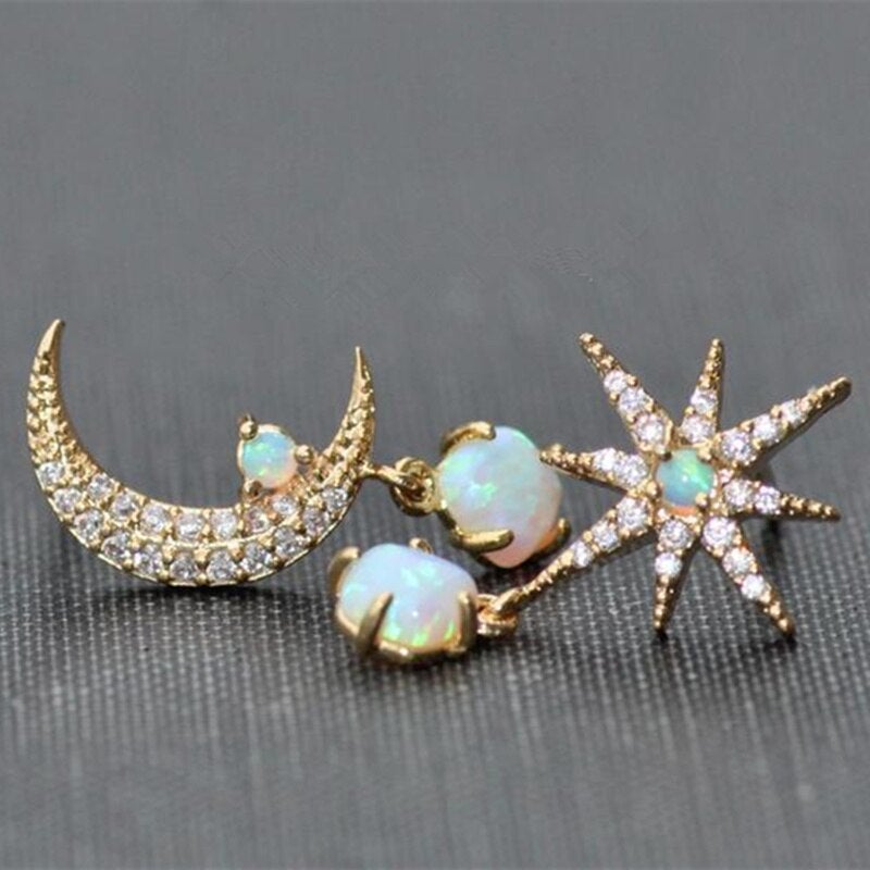 Pendientes brillantes de oro y ópalo con diseño de luna y estrella