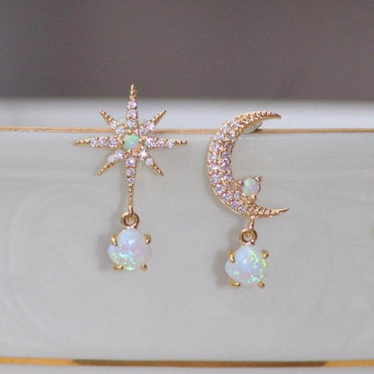Pendientes brillantes de oro y ópalo con diseño de luna y estrella