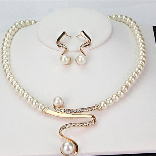 Conjunto de joyería de perlas naturales elegantes con collar y pendientes