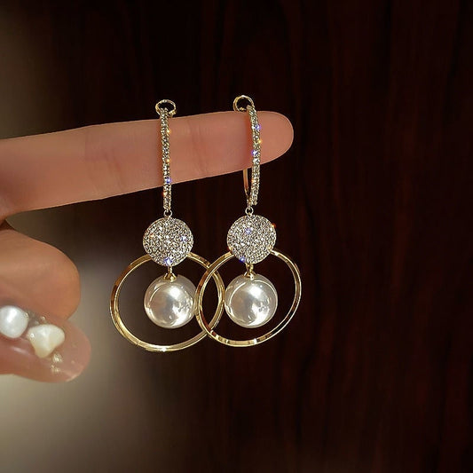 Exquisitos pendientes de perlas cultivadas y brillantes circones