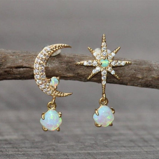 Pendientes brillantes de oro y ópalo con diseño de luna y estrella