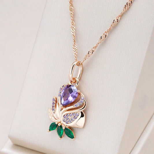 Collar dorado seductor con elegante rosa púrpura