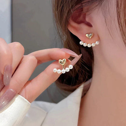 Pendientes de oro elegantes con corazones de perlas