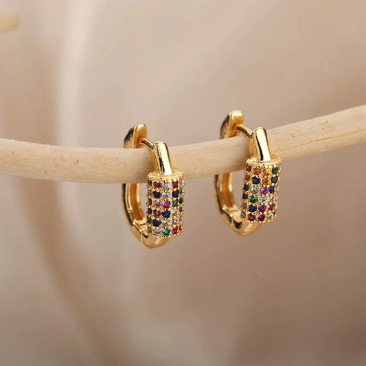 Pendientes Mínimalistas Elegantes con Brillantes Circonitas de Colores en Oro