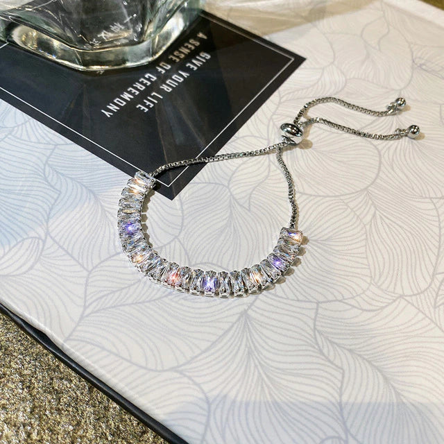 Elegante pulsera ajustable de zirconia cúbica brillante en elegante oro y plata
