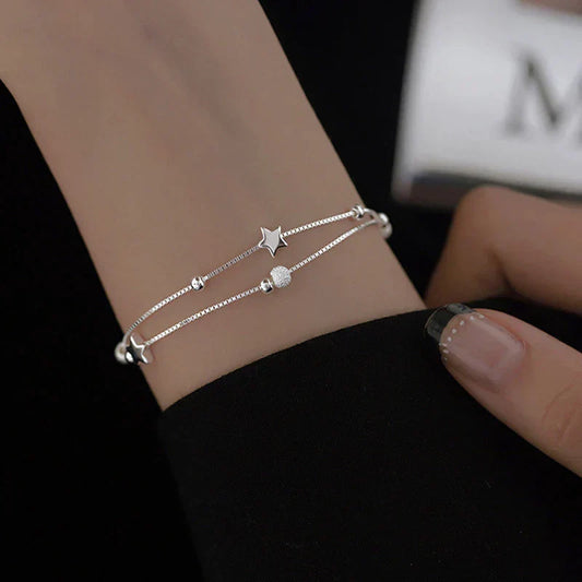 Brazalete de plata cautivador con estrellas brillantes