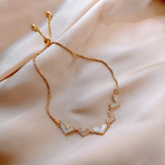 Brazalete ajustable elegante con diseño de corazón dorado