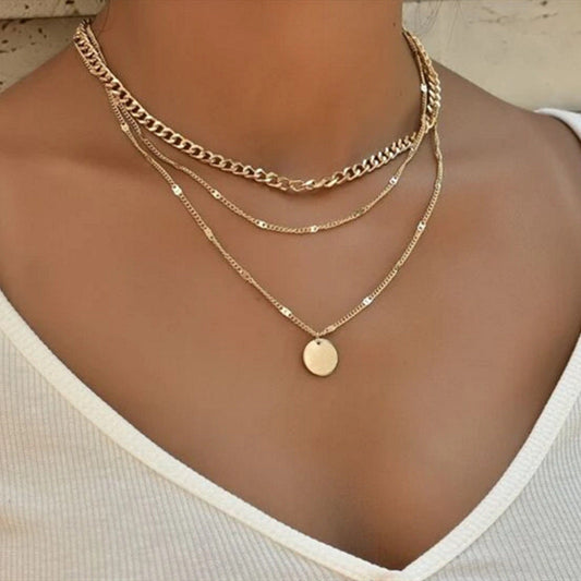 Collar elegante con acabado dorado y plateado