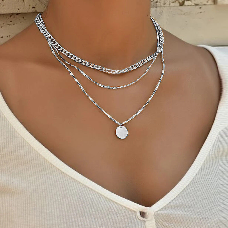 Collar elegante con acabado dorado y plateado