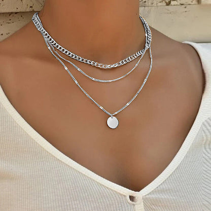 Collar elegante con acabado dorado y plateado