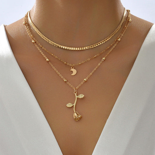 Collar elegante con colgante de rosa dorada