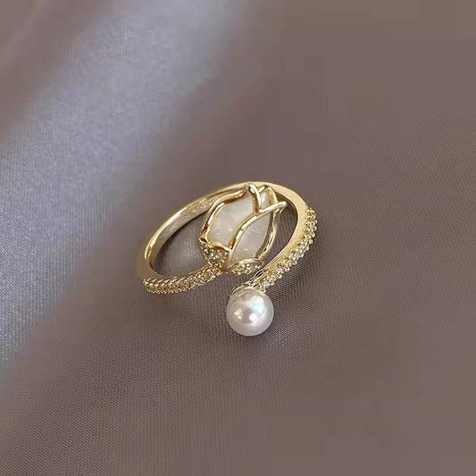 Anillo de tulipán ajustable elegante en blanco brillante con una perla de oro de alta calidad