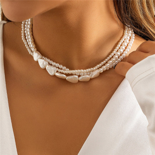 Cadena dorada elegante con piedras blancas y perlas