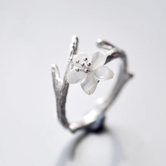 Anillos de jade blanco elegantes hechos de material natural