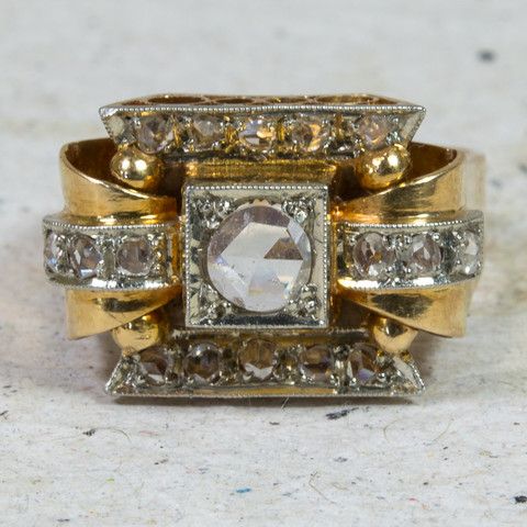 Anillo dorado de inspiración vintage con cristal blanco brillante