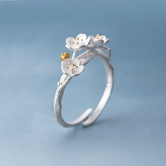 Anillo ajustable elegante con pétalos blancos brillantes en plata noble