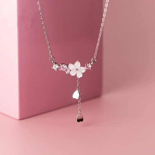 Elegante cadena de plata con acentos de flores de piedra rosa