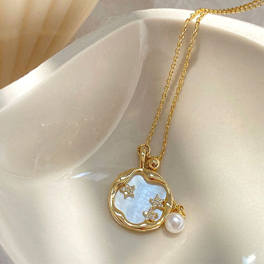 Elegante collar dorado con piedra lunar y perla