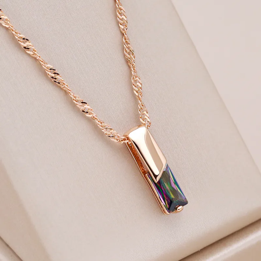 Collar de cristal multicolor fascinante en un diseño elegante
