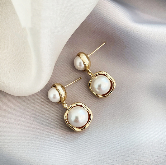 Elegantes pendientes de perlas dorados