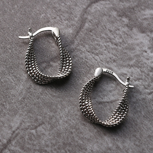 Pendientes de plata irregulares elegantes en estilo vintage
