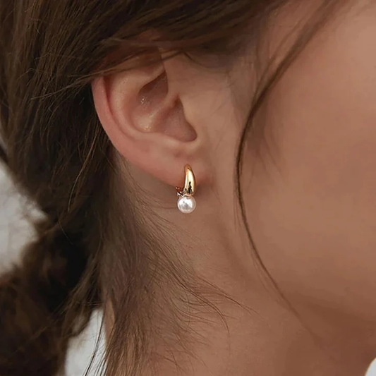 Elegantes Pendientes Chapados en Oro con Delicadas Perlas