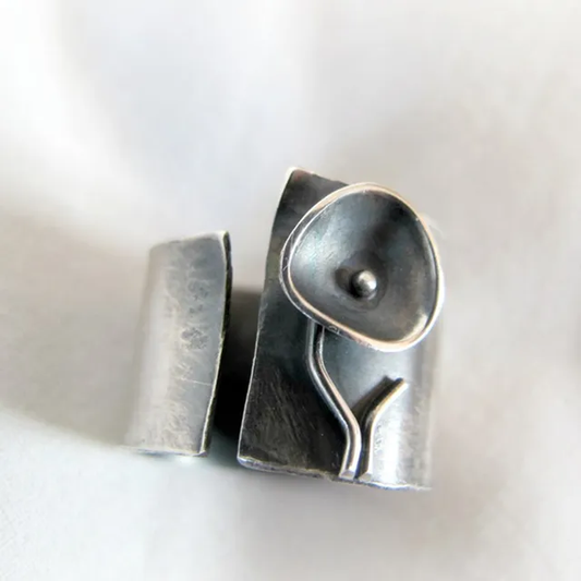 Anillo vintage elegante en exquisito plata oscura