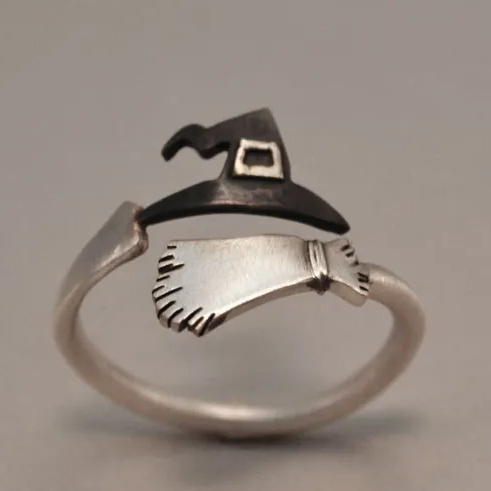 Anillo ajustable elegante con diseño de un sombrero de bruja plateado