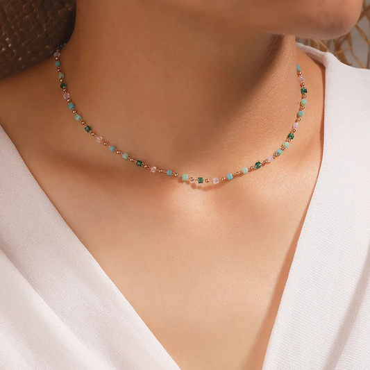 Collar brillante con guijarros dorados multicolores