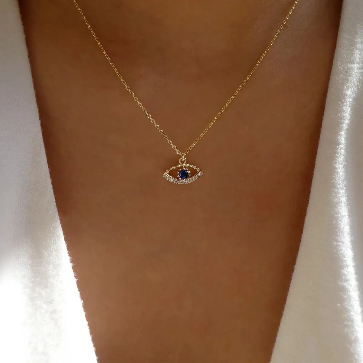 Elegante collar de Nazar bañado en oro con brillantes circonios