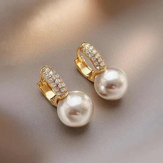 Pendientes de perlas elegantes con brillantes piedras de strass