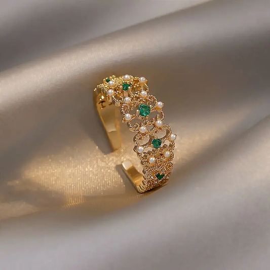 Anillo brillante con perlas nobles y circones verdes radiantes