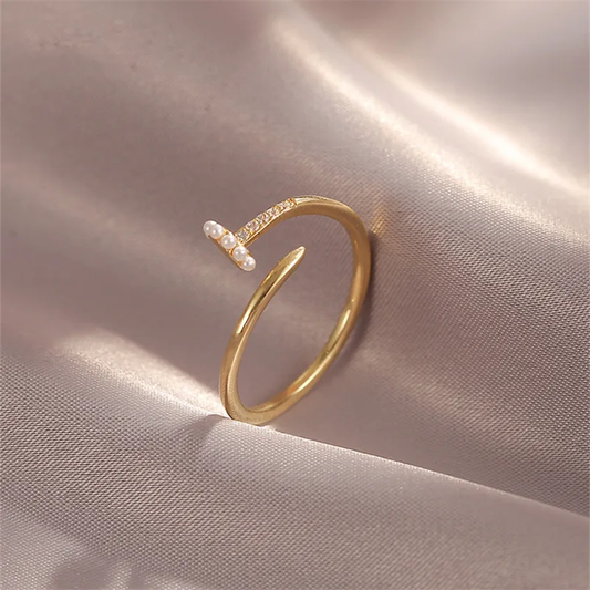 Anillo abierto elegante con delicadas perlas