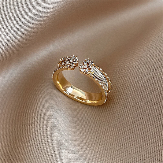 Fascinación en oro: Anillo elegante y brillante