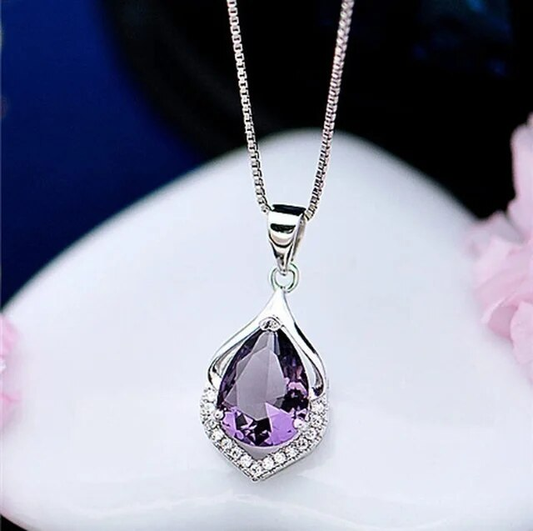 Collar elegante con brillante cristal violeta
