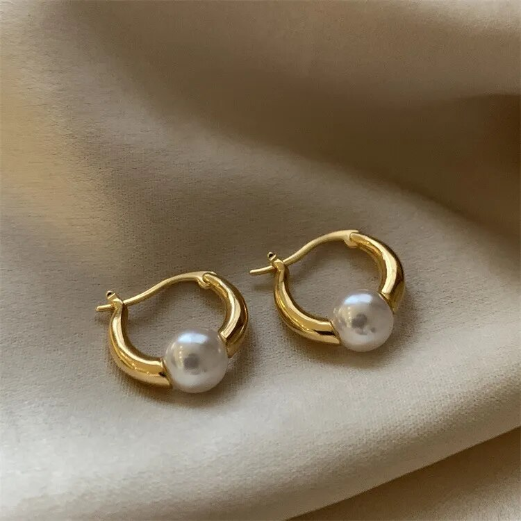 Pendientes de perlas doradas brillantes para una elegancia atemporal