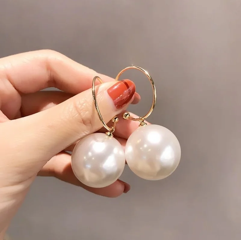 Exquisitos aretes de perlas grandes para una apariencia elegante