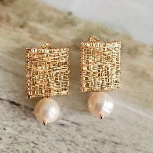Pendientes vintage elegantes con hilos dorados y perlas brillantes